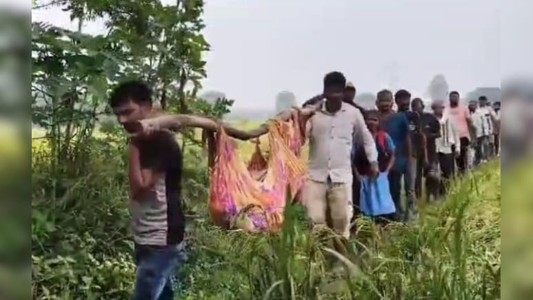 खराब सड़क ने ले ली जान! 29 साल की महिला की फिसलने से मौत, ग्रामीणों ने दी आंदोलन की चेतावनी खराब सड़क ने ले ली जान! 29 साल की महिला की फिसलने से मौत, ग्रामीणों ने दी आंदोलन की चेतावनी