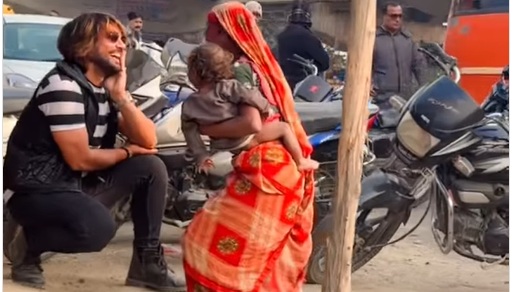 भीख मांगने वाली महिला ने गोद में बच्चा लिए लड़के के साथ किया ऐसा डांस, देखने वालों की लग गई भीड़, मिलियन पार पहुंचा व्यूज