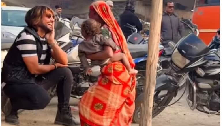 भीख मांगने वाली महिला ने गोद में बच्चा लिए लड़के के साथ किया ऐसा डांस, देखने वालों की लग गई भीड़, मिलियन पार पहुंचा व्यूज भीख मांगने वाली महिला ने गोद में बच्चा लिए लड़के के साथ किया ऐसा डांस, देखने वालों की लग गई भीड़, मिलियन पार पहुंचा व्यूज