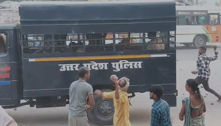 पुलिस वैन में बैठे थे जवान, लोग बरसा रहे थे पत्थर, आखिर गोरखपुर में क्यों हुआ बवाल?