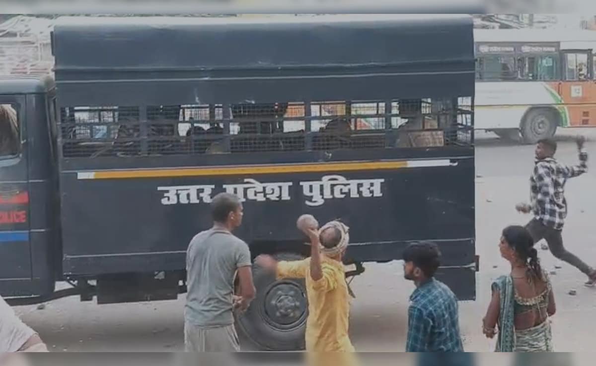 पुलिस वैन में बैठे थे जवान, लोग बरसा रहे थे पत्थर, आखिर गोरखपुर में क्यों हुआ बवाल?