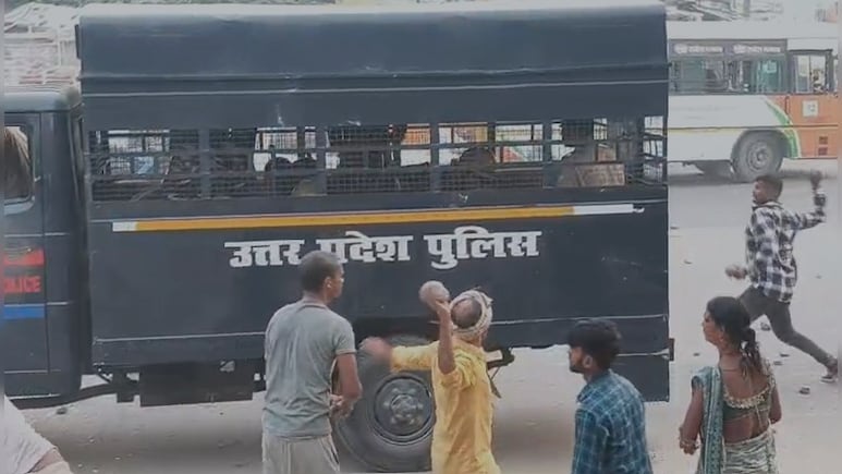 पुलिस वैन में बैठे थे जवान, लोग बरसा रहे थे पत्थर, आखिर गोरखपुर में क्यों हुआ बवाल? पुलिस वैन में बैठे थे जवान, लोग बरसा रहे थे पत्थर, आखिर गोरखपुर में क्यों हुआ बवाल?
