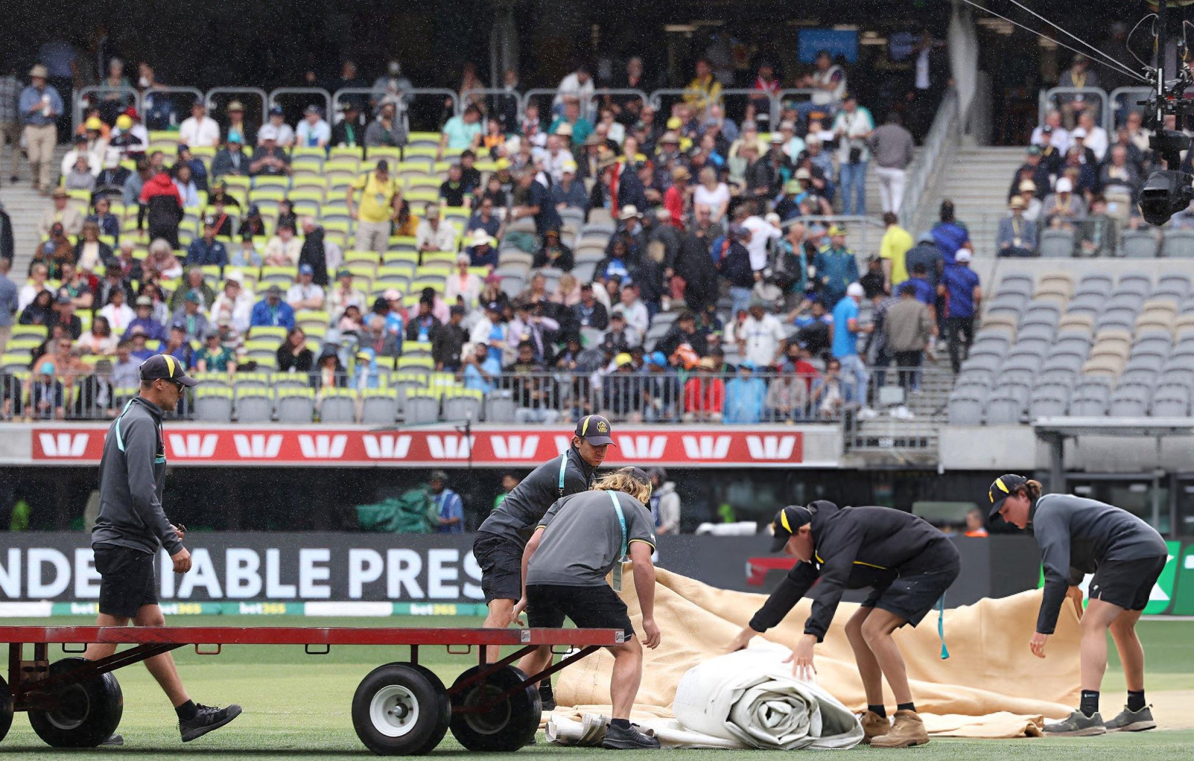 IND vs AUS Live Score: बारिश रुकी, हटाए जा रहे हैं कवर्स, जल्द शुरु होगा खेल!
