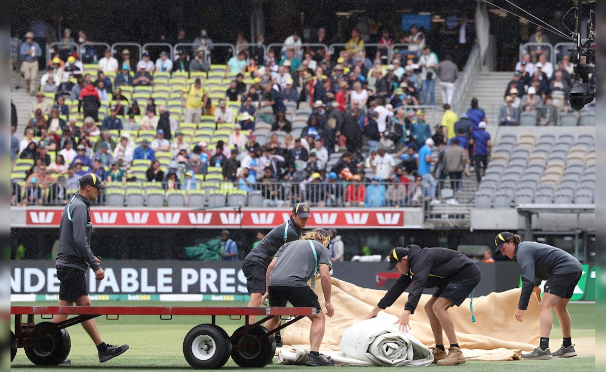 IND vs AUS Live Score: बारिश रुकी, हटाए जा रहे हैं कवर्स, जल्द शुरु होगा खेल!