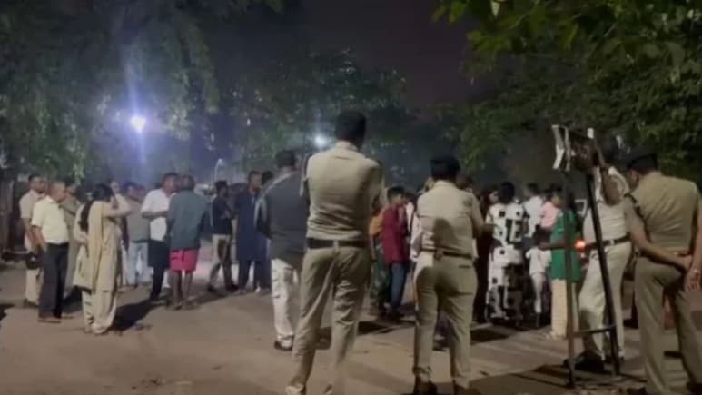 Love Affair बहिणीचं लफडं समजताच भावाची सटकली! अख्ख्या कुटुंबाला दिली भयंकर शिक्षा, प्रियकराचाही खून केला अन्.. Love Affair बहिणीचं लफडं समजताच भावाची सटकली! अख्ख्या कुटुंबाला दिली भयंकर शिक्षा, प्रियकराचाही खून केला अन्..