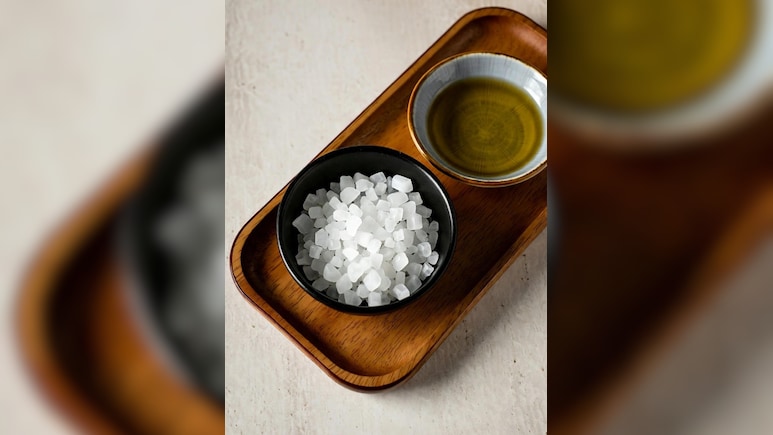 फोड़े, फुंसी समेत इन 5 समस्याओं के लिए काल है पूजा में इस्तेमाल होने वाला कपूर, आयुर्वेद से जानें इसके फायदे और इस्तेमाल का तरीका