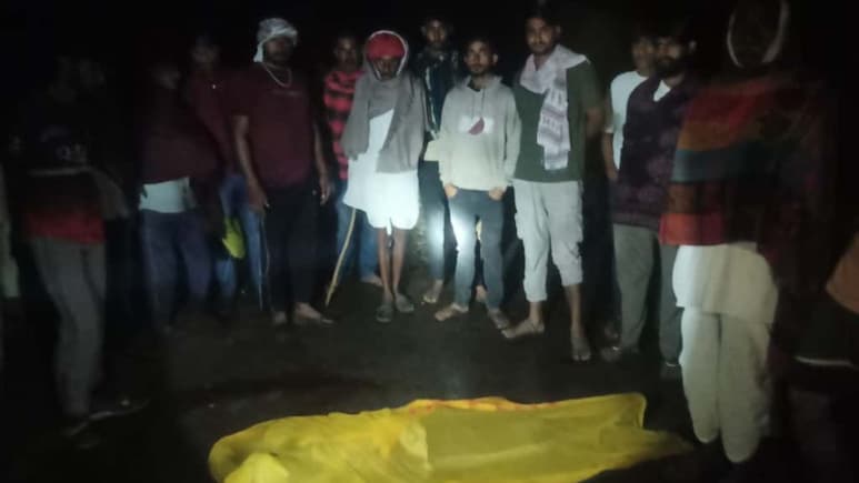टोंक में अवैध बजरी से भरे ट्रैक्टर-ट्रॉली की टक्कर में युवक की मौत, शव के साथ धरने पर बैठे ग्रामीण टोंक में अवैध बजरी से भरे ट्रैक्टर-ट्रॉली की टक्कर में युवक की मौत, शव के साथ धरने पर बैठे ग्रामीण