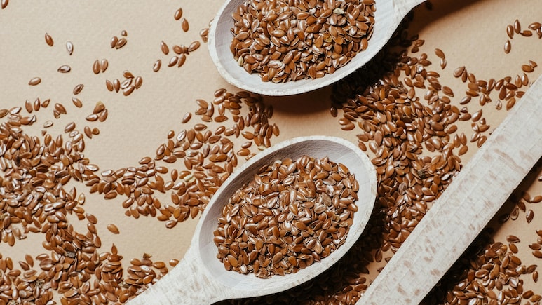 अलसी खाने से कौन सी बीमारी ठीक होती है? अलसी की तासीर ठंडी होती है या गर्म?