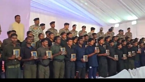 छत्तीसगढ़ में आज फिर नक्सलियों का होगा बड़ा सरेंडर, कांकेर में पुलिस अफसरों के सामने डालेंगे हथियार 