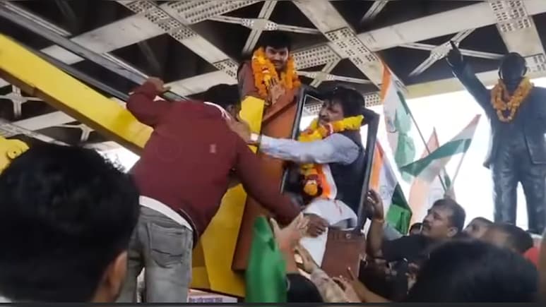 सतना के BJP सांसद ने क्रेन चालक को क्यों जड़ा थप्पड़? VIDEO वायरल; जानें पूरा मामला सतना के BJP सांसद ने क्रेन चालक को क्यों जड़ा थप्पड़? VIDEO वायरल; जानें पूरा मामला