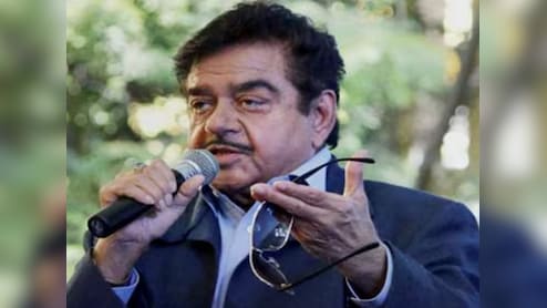 शत्रुघ्न सिन्हा ने इंदिरा गांधी की पुण्यतिथि पर श्रद्धांजलि अर्पित की