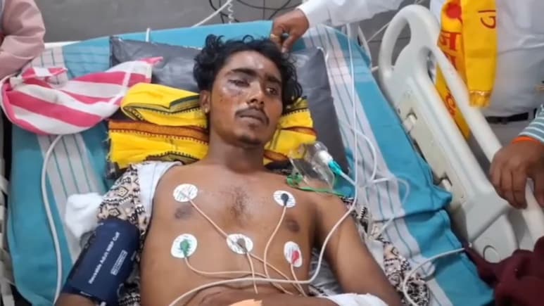 Ahilyanagar News: दांड्याने, लाथाबुक्क्यांनी मारहाण, पायावरून गाडी घातली; 'जात' काढत तरुणावर जीवघेणा हल्ला Ahilyanagar News: दांड्याने, लाथाबुक्क्यांनी मारहाण, पायावरून गाडी घातली; 'जात' काढत तरुणावर जीवघेणा हल्ला