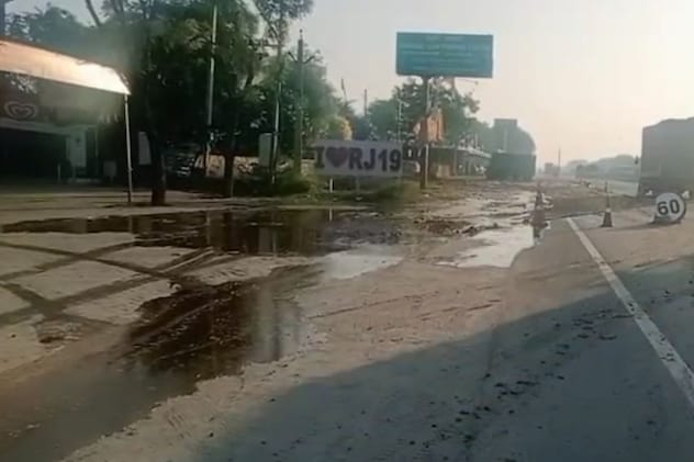 सड़क पर बिखरा ऑयल सड़क पर बिखरा ऑयल