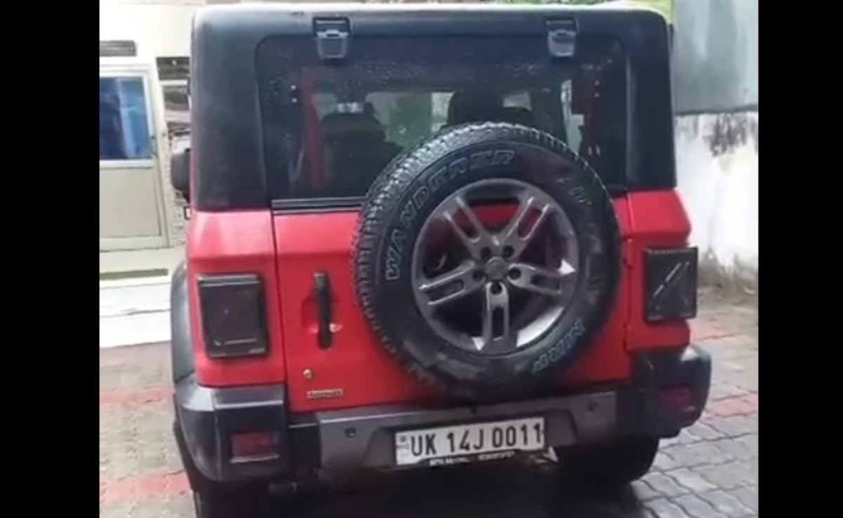 पुलिस ने गिरफ्तार आरोपियों के पास से तीन लैपटॉप, 14 मोबाइल फोन, एक थार गाड़ी और क्रिकेट किट बैग बरामद किया है. पुलिस ने गिरफ्तार आरोपियों के पास से तीन लैपटॉप, 14 मोबाइल फोन, एक थार गाड़ी और क्रिकेट किट बैग बरामद किया है.