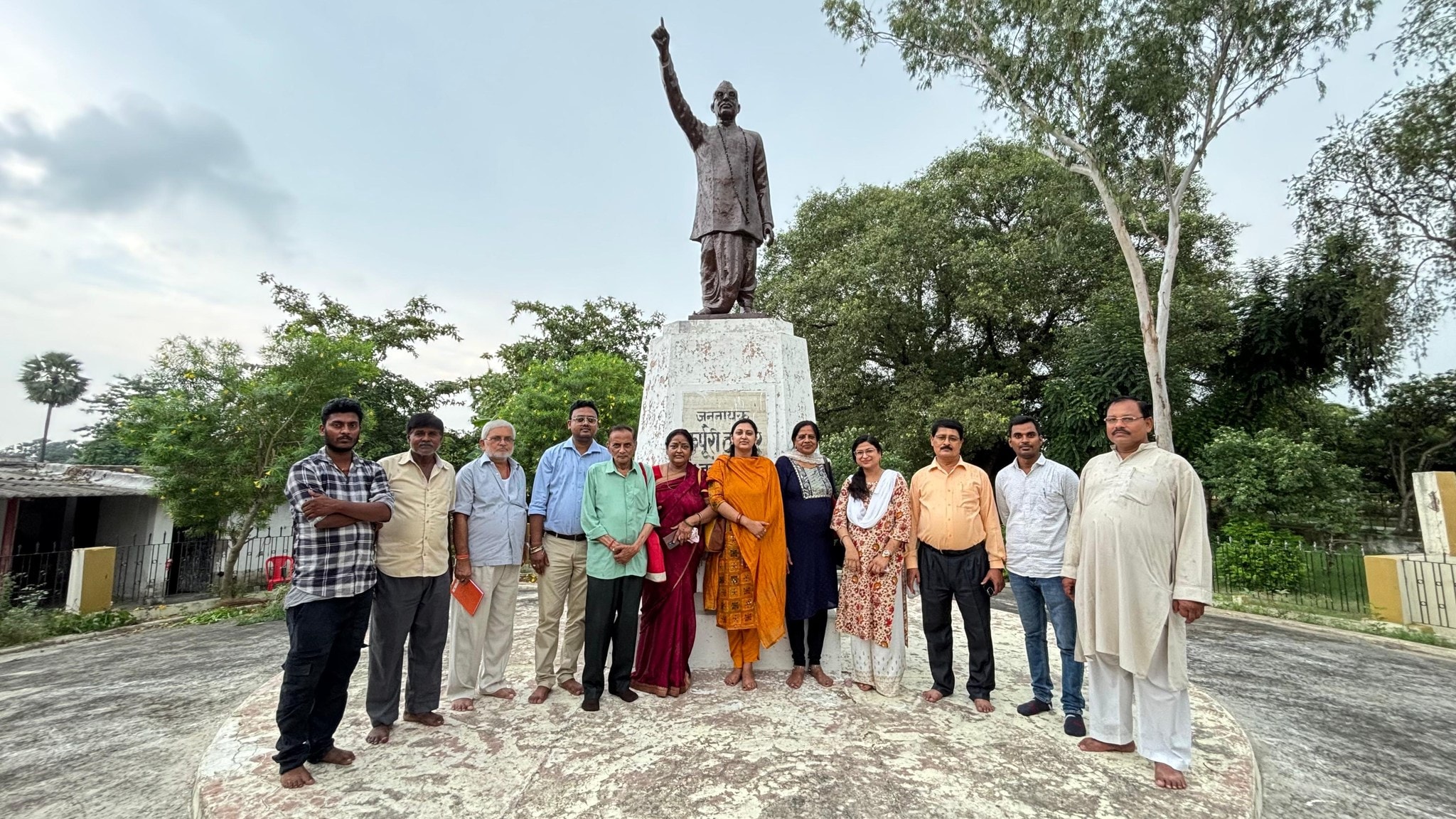 कर्पूरी ठाकुरी की प्रतिमा के पास मोरवा के लोगों के साथ उनकी पोती डॉ. जागृति ठाकुर. कर्पूरी ठाकुरी की प्रतिमा के पास मोरवा के लोगों के साथ उनकी पोती डॉ. जागृति ठाकुर.