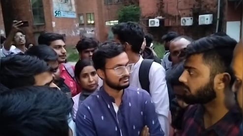 JNU में छात्रसंघ चुनाव से पहले आपस में भिड़े लेफ्ट-एबीवीपी कार्यकर्ता, मारपीट में कई घायल