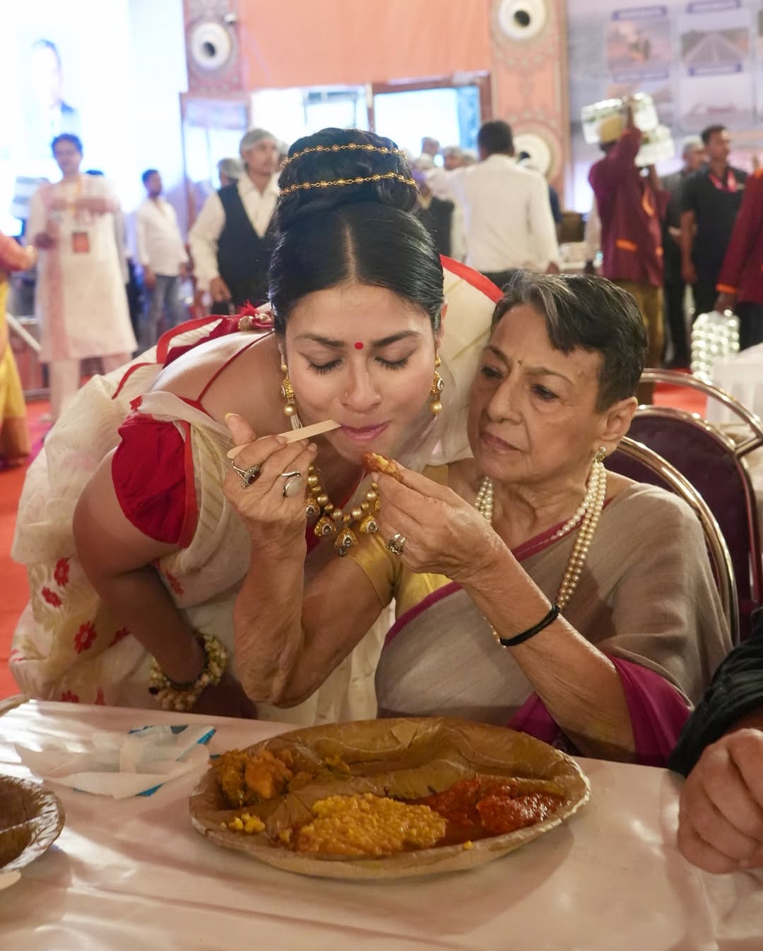 Veteran Actress Tanuja Lovingly Feeds Daughter Tanishaa Mukerji During Durga Puja Celebrations, Photo Goes Viral