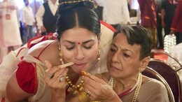 Veteran Actress Tanuja Lovingly Feeds Daughter Tanishaa Mukerji During Durga Puja Celebrations, Photo Goes Viral