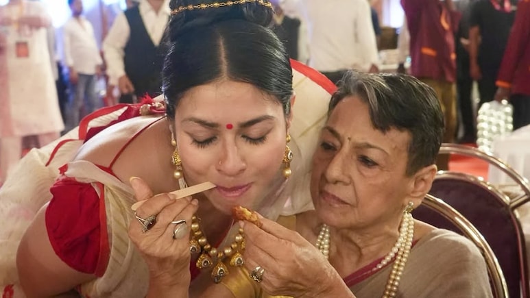 Veteran Actress Tanuja Lovingly Feeds Daughter Tanishaa Mukerji During Durga Puja Celebrations, Photo Goes Viral