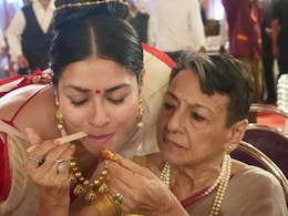 Veteran Actress Tanuja Lovingly Feeds Daughter Tanishaa Mukerji During Durga Puja Celebrations, Photo Goes Viral Veteran Actress Tanuja Lovingly Feeds Daughter Tanishaa Mukerji During Durga Puja Celebrations, Photo Goes Viral