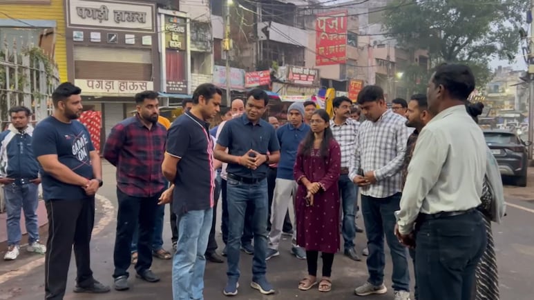 इंदौर-जबलपुर में लोगों ने रातभर फैलाया पटाखे का कचरा...सुबह पता चला अफसरों ने फोड़ा 'स्वच्छता बम' इंदौर-जबलपुर में लोगों ने रातभर फैलाया पटाखे का कचरा...सुबह पता चला अफसरों ने फोड़ा 'स्वच्छता बम'
