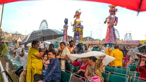 बारिश में घंटों नहीं जला जिद्दी रावण, दिल्ली से पटना तक... रेनकोट, छाते और पॉलीथिन ओढ़ रावण दहन देखने डटे रहे लोग