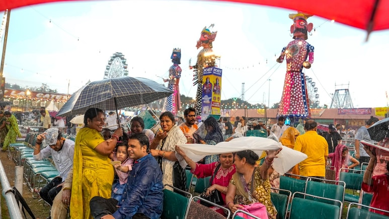 बारिश में घंटों नहीं जला जिद्दी रावण, दिल्ली से पटना तक... रेनकोट, छाते और पॉलीथिन ओढ़ रावण दहन देखने डटे रहे लोग