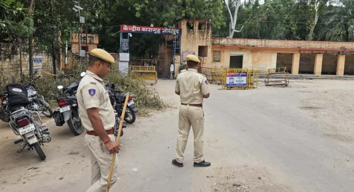 जोधपुर जेल के बाहर तैनात पुलिसकर्मी. जोधपुर जेल के बाहर तैनात पुलिसकर्मी.
