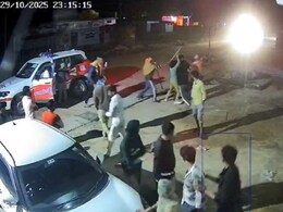 MP Crime News: बदमाश भांज रहे थे लाठी और डंडे, भाग खड़ी हुई तमाशा देख रही शिवपुरी पुलिस MP Crime News: बदमाश भांज रहे थे लाठी और डंडे, भाग खड़ी हुई तमाशा देख रही शिवपुरी पुलिस