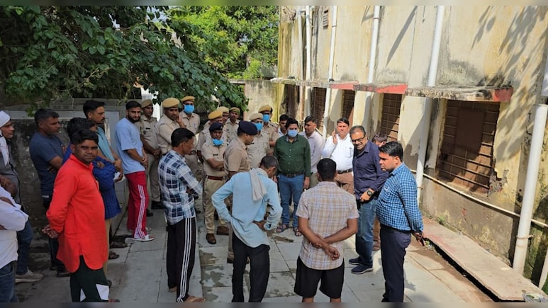 करौली पुलिस लाइन में संदिग्ध परिस्थितियों में कांस्टेबल की मौत, पिता की भी ड्यूटी के दौरान हुई थी मौत करौली पुलिस लाइन में संदिग्ध परिस्थितियों में कांस्टेबल की मौत, पिता की भी ड्यूटी के दौरान हुई थी मौत