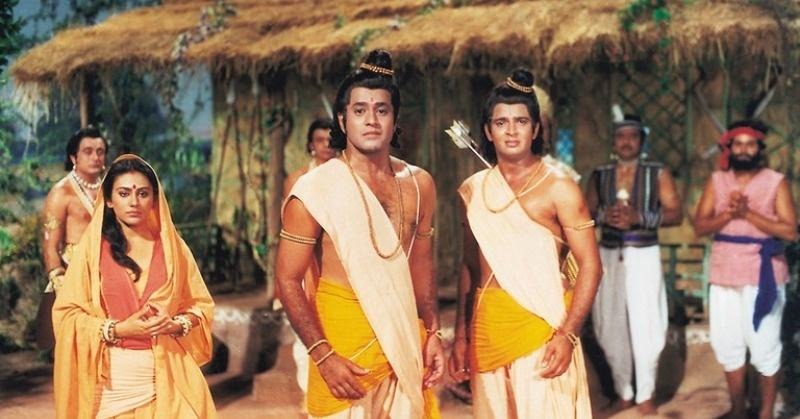 'रामायण' के सेट पर कुर्सी पर बैठकर चिल करते दिखे राम और लक्ष्मण, 38 साल पुरानी तस्वीर वायरल