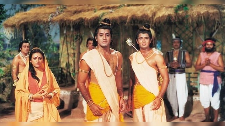 'रामायण' के सेट पर कुर्सी पर बैठकर चिल करते दिखे राम और लक्ष्मण, 38 साल पुरानी तस्वीर वायरल