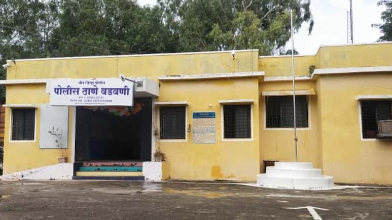 Beed News : बीड हादरलं! 100 जणांच्या धर्मांतराचा कट, पास्टरसह 3 जण....