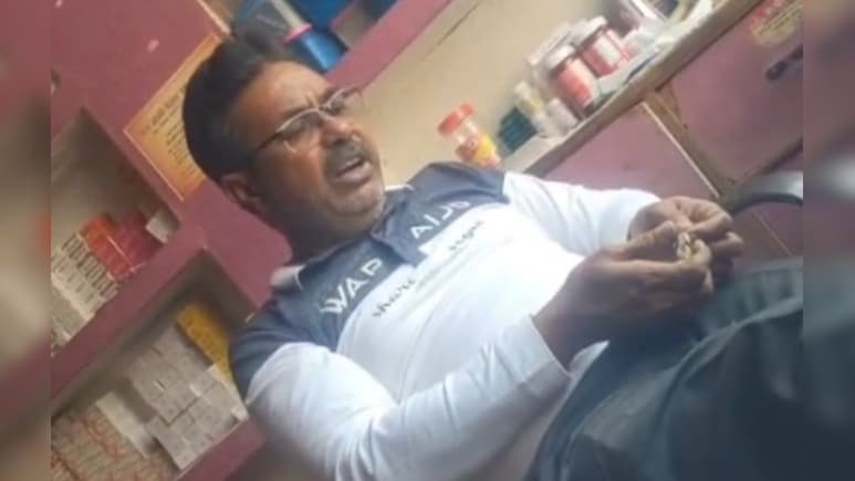 नप गए नेता जी! पत्रकारों से बदसलूकी पड़ी भारी; पुलिस ने मंडल महामंत्री के खिलाफ दर्ज किया केस नप गए नेता जी! पत्रकारों से बदसलूकी पड़ी भारी; पुलिस ने मंडल महामंत्री के खिलाफ दर्ज किया केस