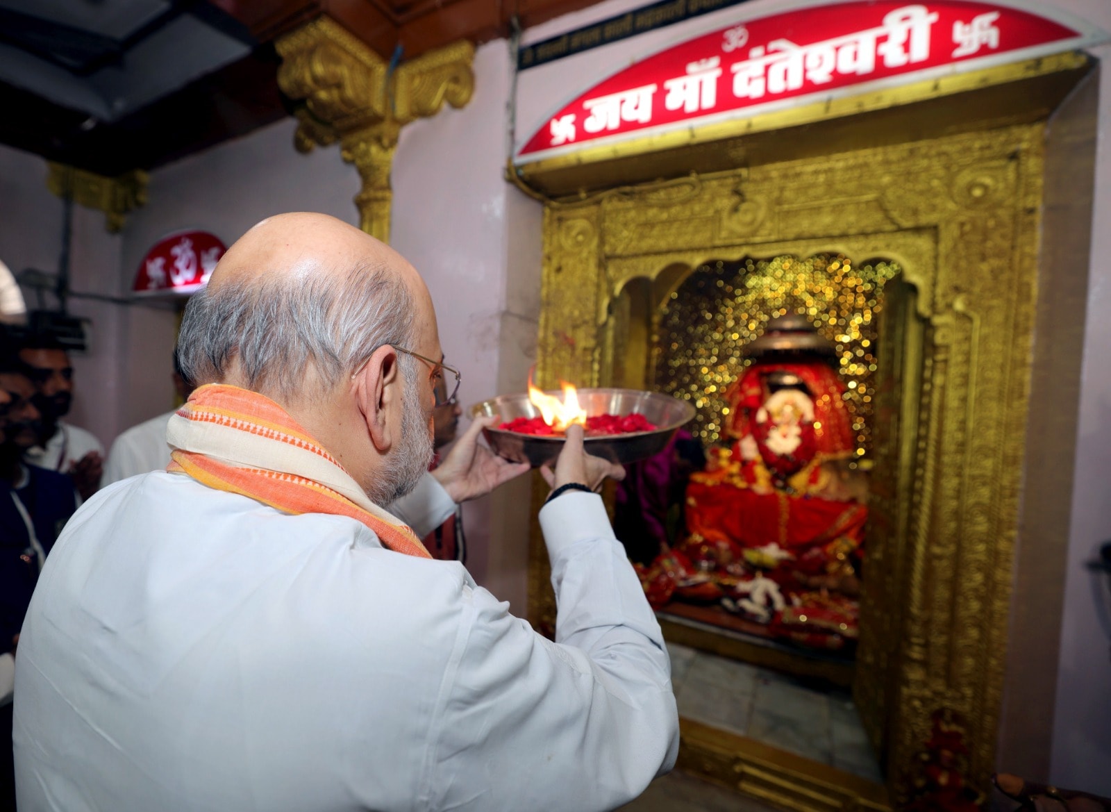 गृह मंत्री अमित शाह ने बस्तर में दंतेश्वरी देवी की पूजा की. गृह मंत्री अमित शाह ने बस्तर में दंतेश्वरी देवी की पूजा की.
