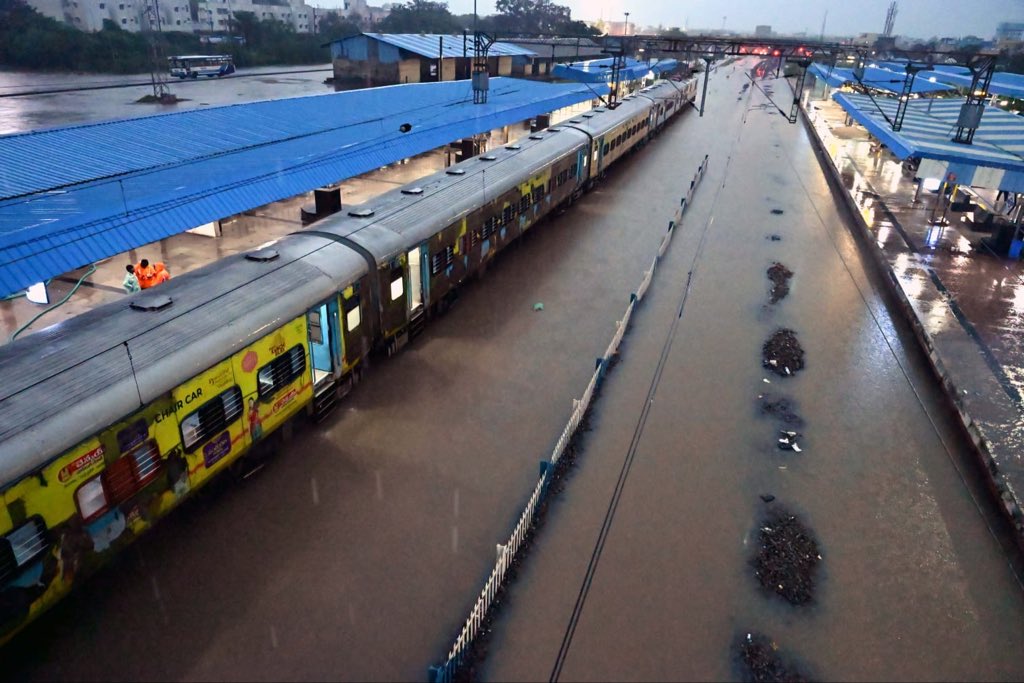 मोंथा की महातबाहीः 2.14 लाख एकड़ फसल तबाह, 18 लाख लोग प्रभावित, वारंगल स्टेशन डूबा, ड्रोन बने देवदूत