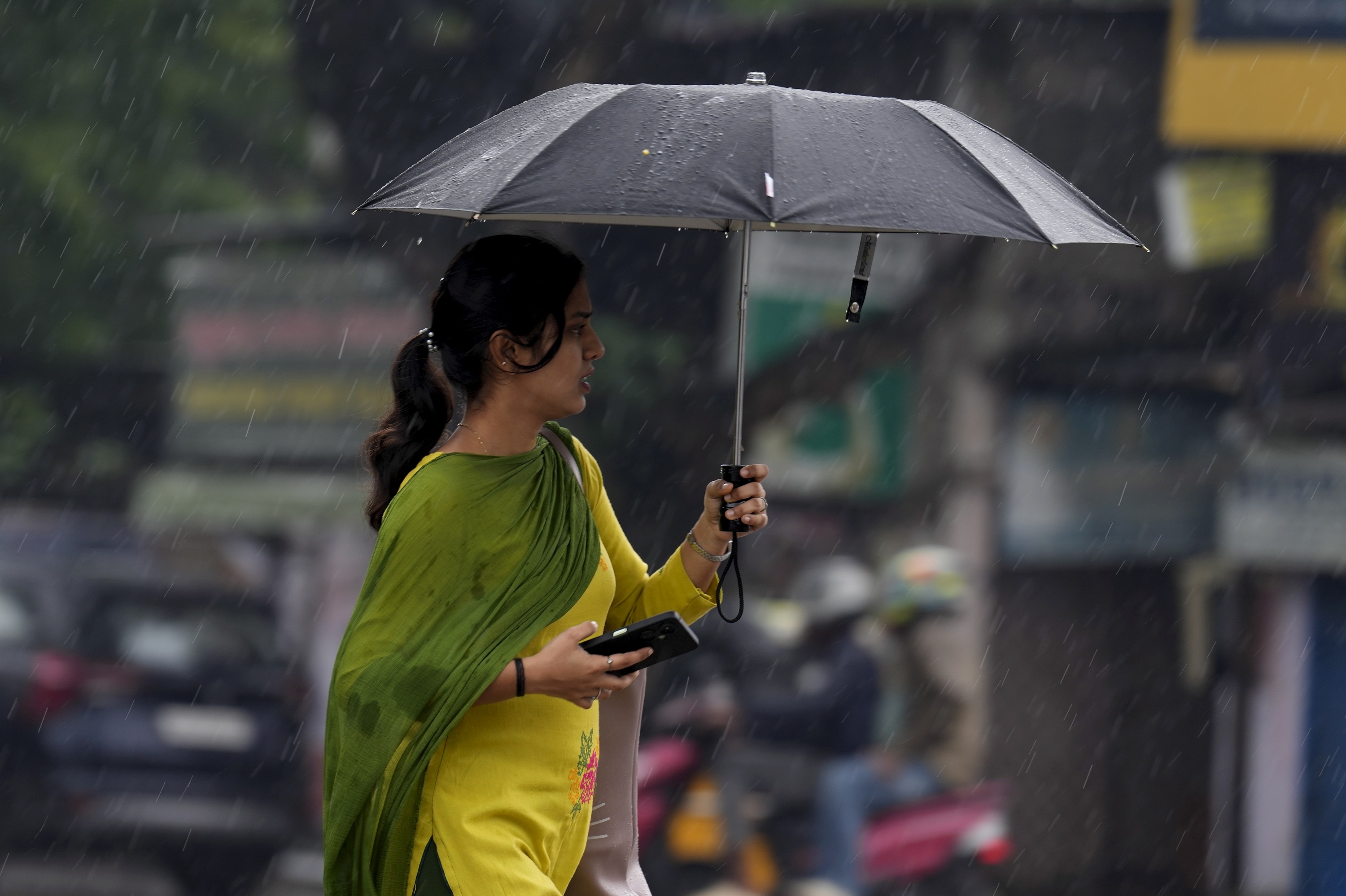 मोंथा तूफान का असर UP तक, छठ पर आज दिल्ली में होगी बारिश, ठंड से छूटेगी कंपकपी, जानें अपने राज्य का हाल