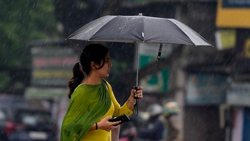 मोंथा का बिहार चुनाव पर असर, अररिया में भारी बारिश से दुकानें तक बंद