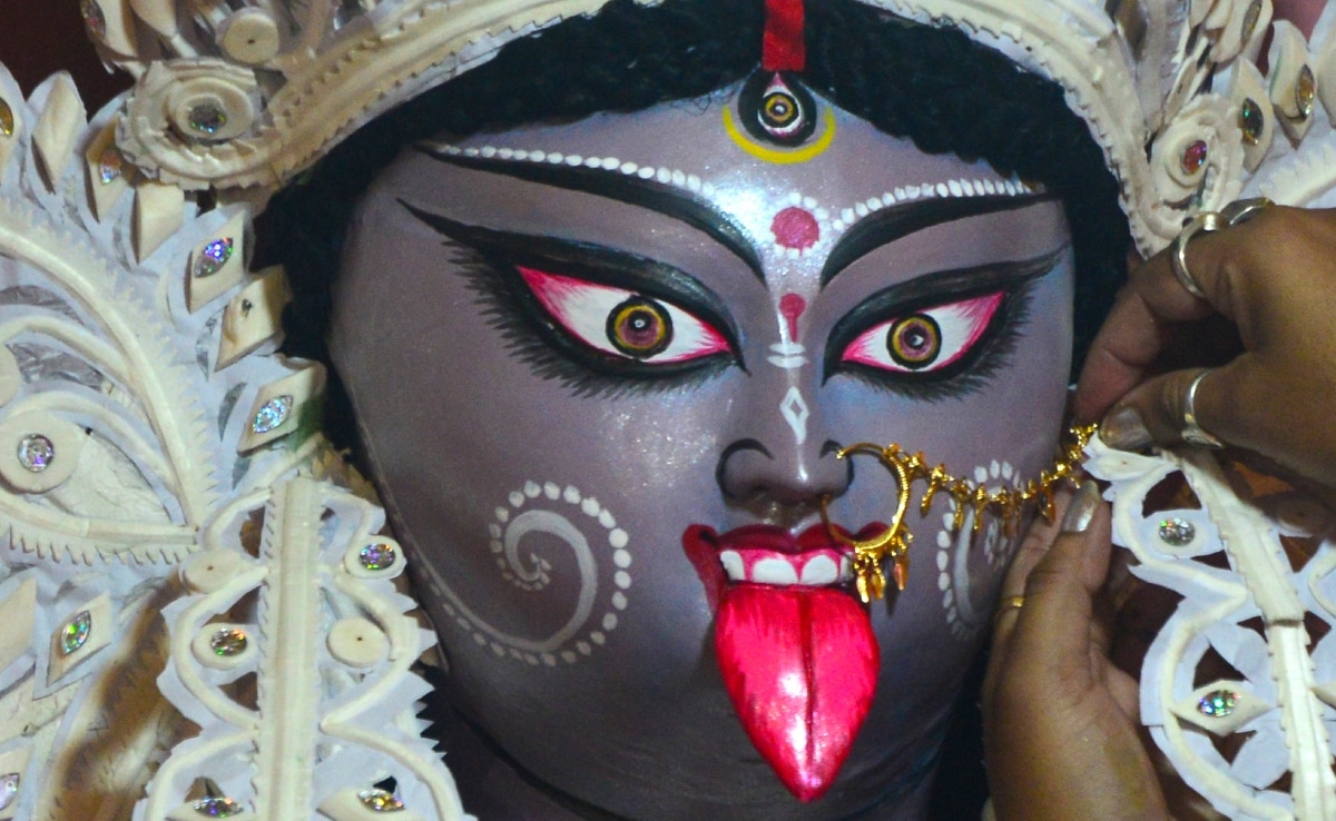 दिवाली के अवसर पर पश्चिम बंगाल में देवी काली की पूजा की जाती है. दिवाली के अवसर पर पश्चिम बंगाल में देवी काली की पूजा की जाती है.