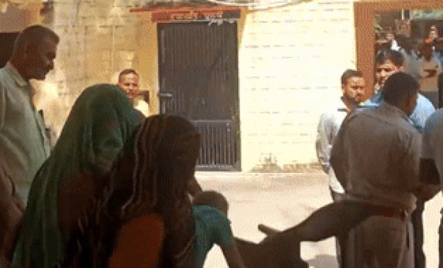 Rajasthan: महिलाओं का थाने में बवाल, पुलिसकर्मियों की जान पर आई आफत, जवानों की फाड़ी वर्दी और किया पथराव