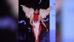 उर्वशी रौतेला बनी एंजेल, फैशन शो में दिखाया जल्वा