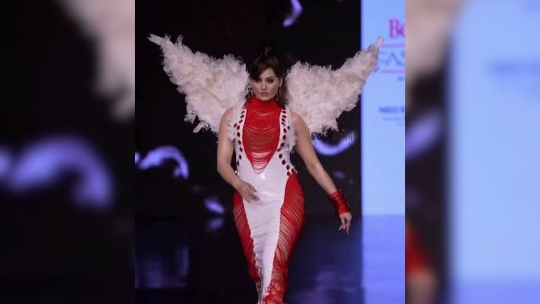 उर्वशी रौतेला बनी एंजेल, फैशन शो में दिखाया जल्वा