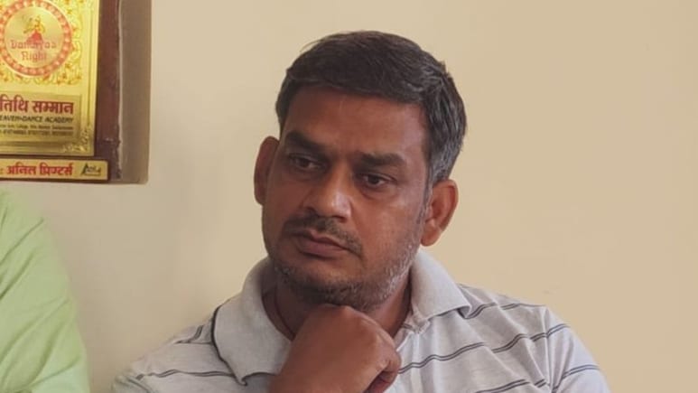 सरकारी ऑफिस में रिश्वत की डील, ACB ने अधिकारी को 90 हजार घूस लेते रंगे हाथ दबोचा सरकारी ऑफिस में रिश्वत की डील, ACB ने अधिकारी को 90 हजार घूस लेते रंगे हाथ दबोचा