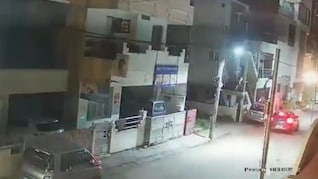 कारचा आरसा लागल्याने संताप, पती-पत्नीने 2 किलो मीटर पाठलाग करत तरुणाला चिरडले; पाहा धक्कादायक Video