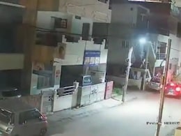 OMG : कारचा आरसा लागल्याने संताप, पती-पत्नीने 2 किलो मीटर पाठलाग करत तरुणाला चिरडले; पाहा धक्कादायक Video OMG : कारचा आरसा लागल्याने संताप, पती-पत्नीने 2 किलो मीटर पाठलाग करत तरुणाला चिरडले; पाहा धक्कादायक Video