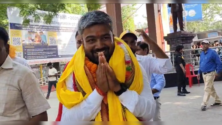 Bihar Election 2025: यूट्यूबर मनीष कश्यप ने भरा नामांकन, जन सुराज के टिकट पर चनपटिया से लड़ेंगे चुनाव Bihar Election 2025: यूट्यूबर मनीष कश्यप ने भरा नामांकन, जन सुराज के टिकट पर चनपटिया से लड़ेंगे चुनाव