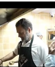 Rahul Gandhi ने मशूहर 'घंटेवाला' दुकान पर बनाई इमरती और बेसन के लड्डू, क्यों फेमस है ये दुकान, पढ़िए यहां