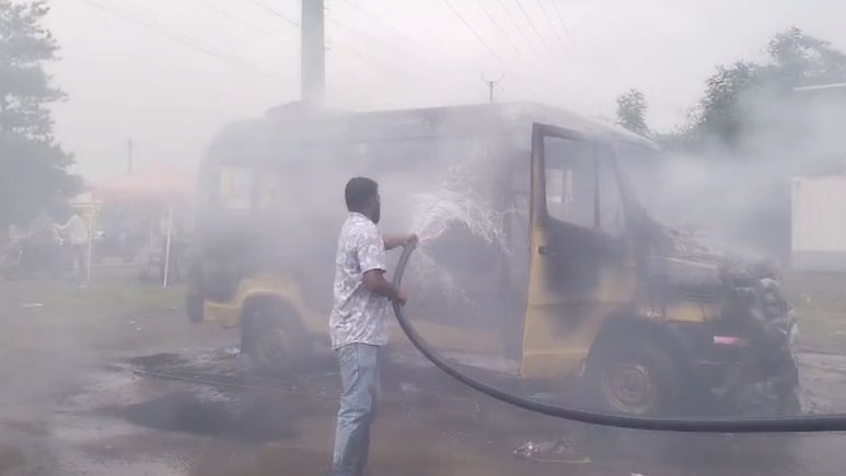 Indore school bus fire: इंदौर में बच्चों से भरी स्कूल बस में लगी भीषण आग, 10 से ज्यादा बच्चे हादसे के वक्त थे सवार