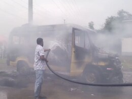 Indore school bus fire: इंदौर में बच्चों से भरी स्कूल बस में लगी भीषण आग, 10 से ज्यादा बच्चे हादसे के वक्त थे सवार Indore school bus fire: इंदौर में बच्चों से भरी स्कूल बस में लगी भीषण आग, 10 से ज्यादा बच्चे हादसे के वक्त थे सवार