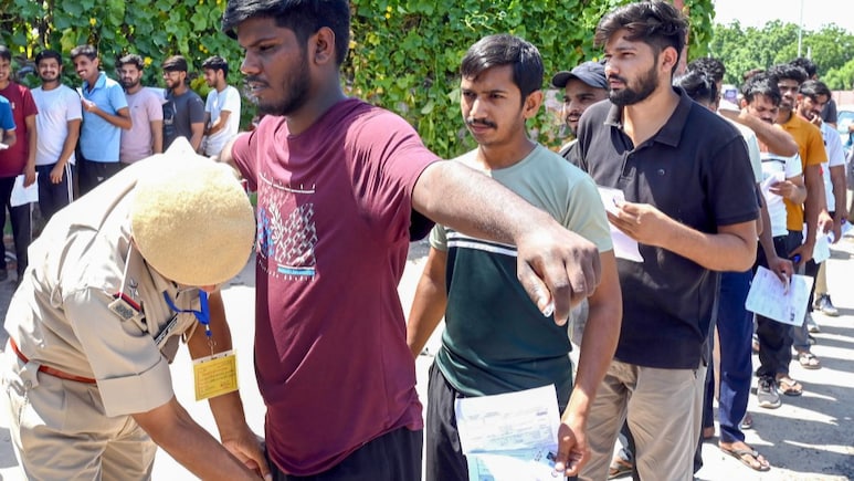 राजस्थान में भर्ती परीक्षाओं के लिए ड्रेस कोड बदला, अब नहीं पहन सकेंगे जीन्स और मेटल वाले कपड़े राजस्थान में भर्ती परीक्षाओं के लिए ड्रेस कोड बदला, अब नहीं पहन सकेंगे जीन्स और मेटल वाले कपड़े